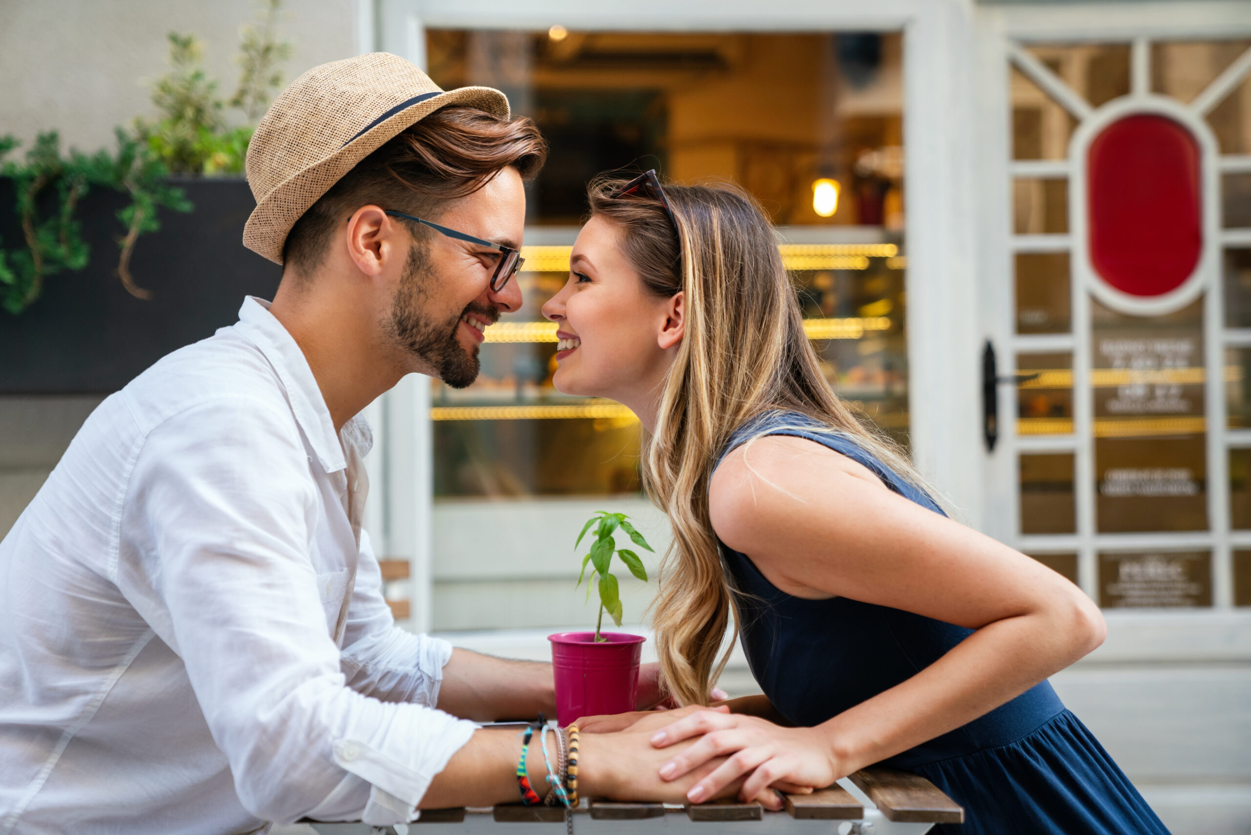 Brilliant Conversation Starters for Dates That Instantly Break the Ice - happy couple on date