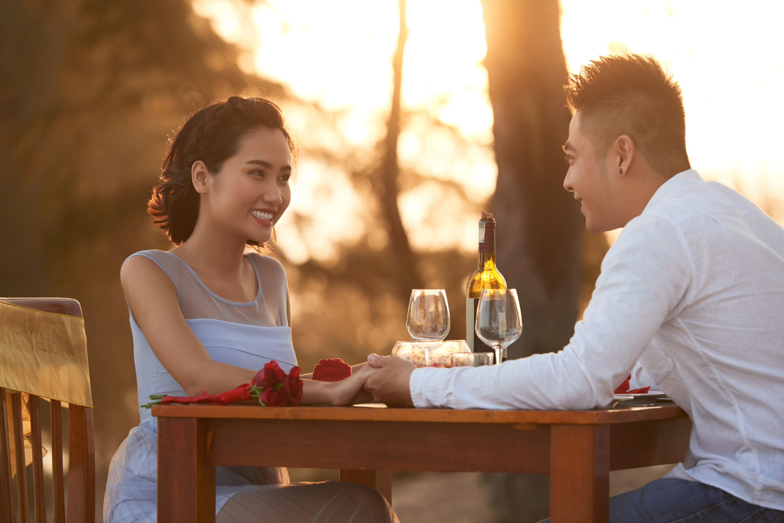 Brilliant Conversation Starters for Dates That Instantly Break the Ice - romantic dinner