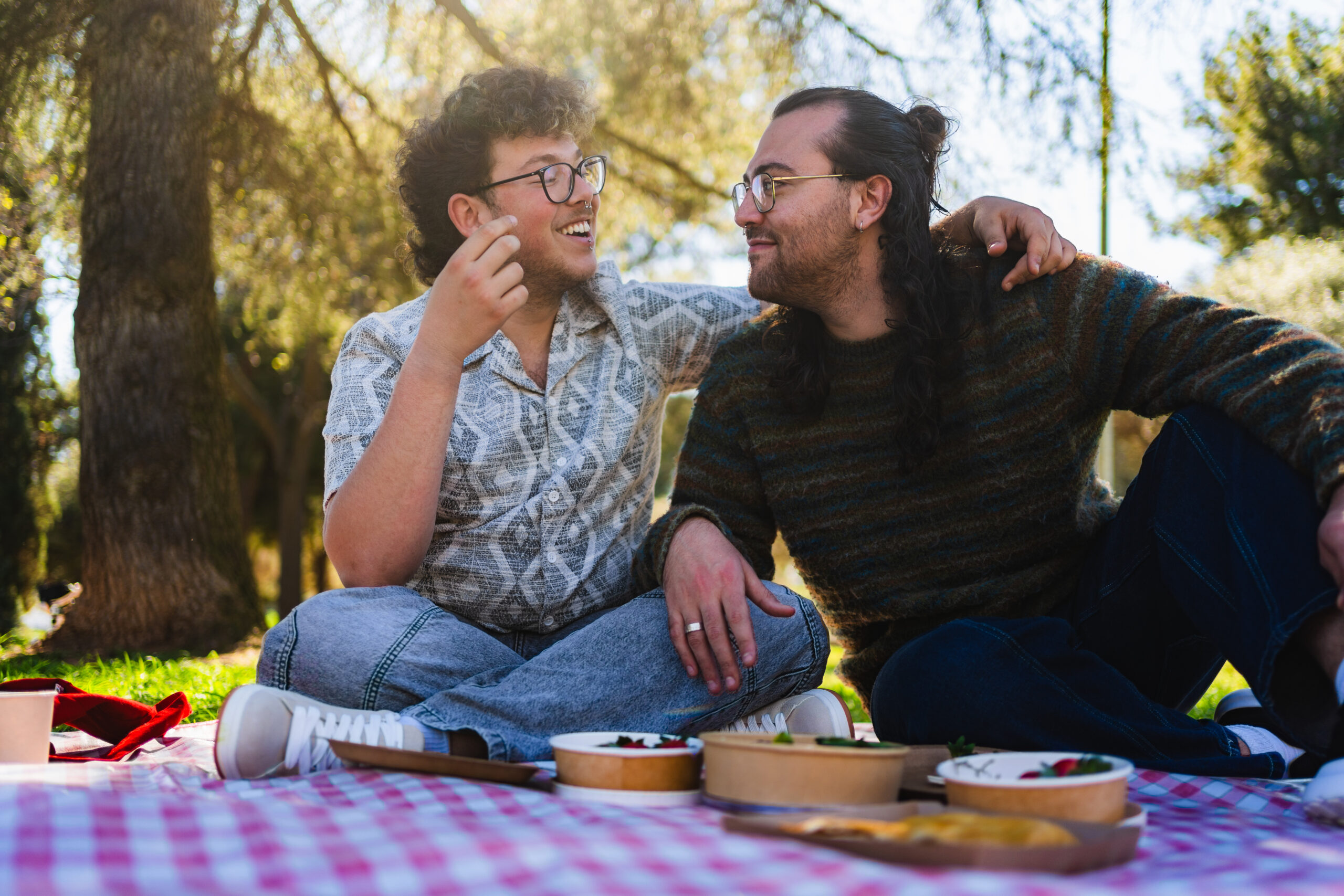 Cheap Third Date Ideas - Fun Outings That Won’t Empty Your Wallet - couple at picnic
