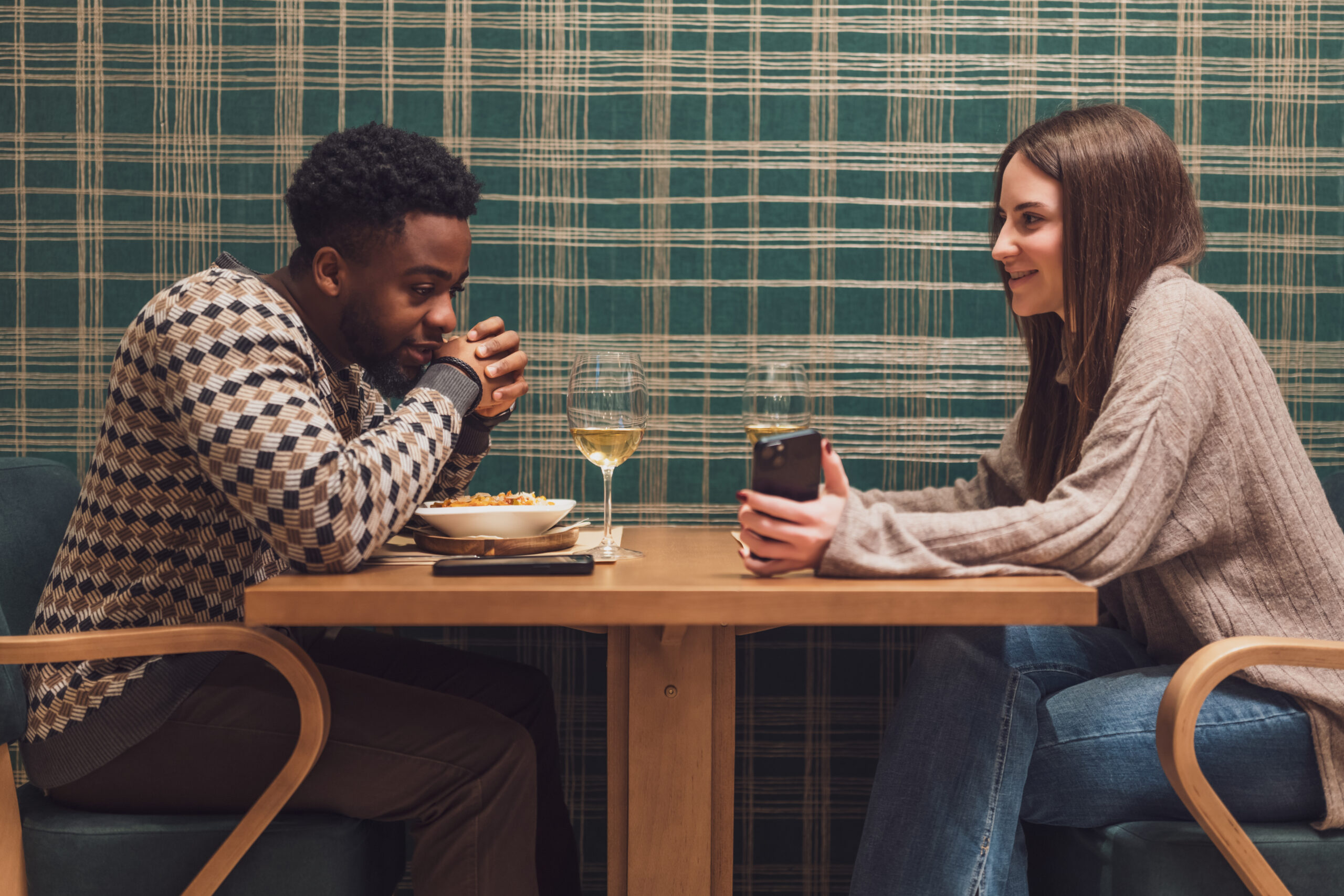 Confident First Date Tips to Help You Shine and Make a Lasting Impression - couple at restaurant
