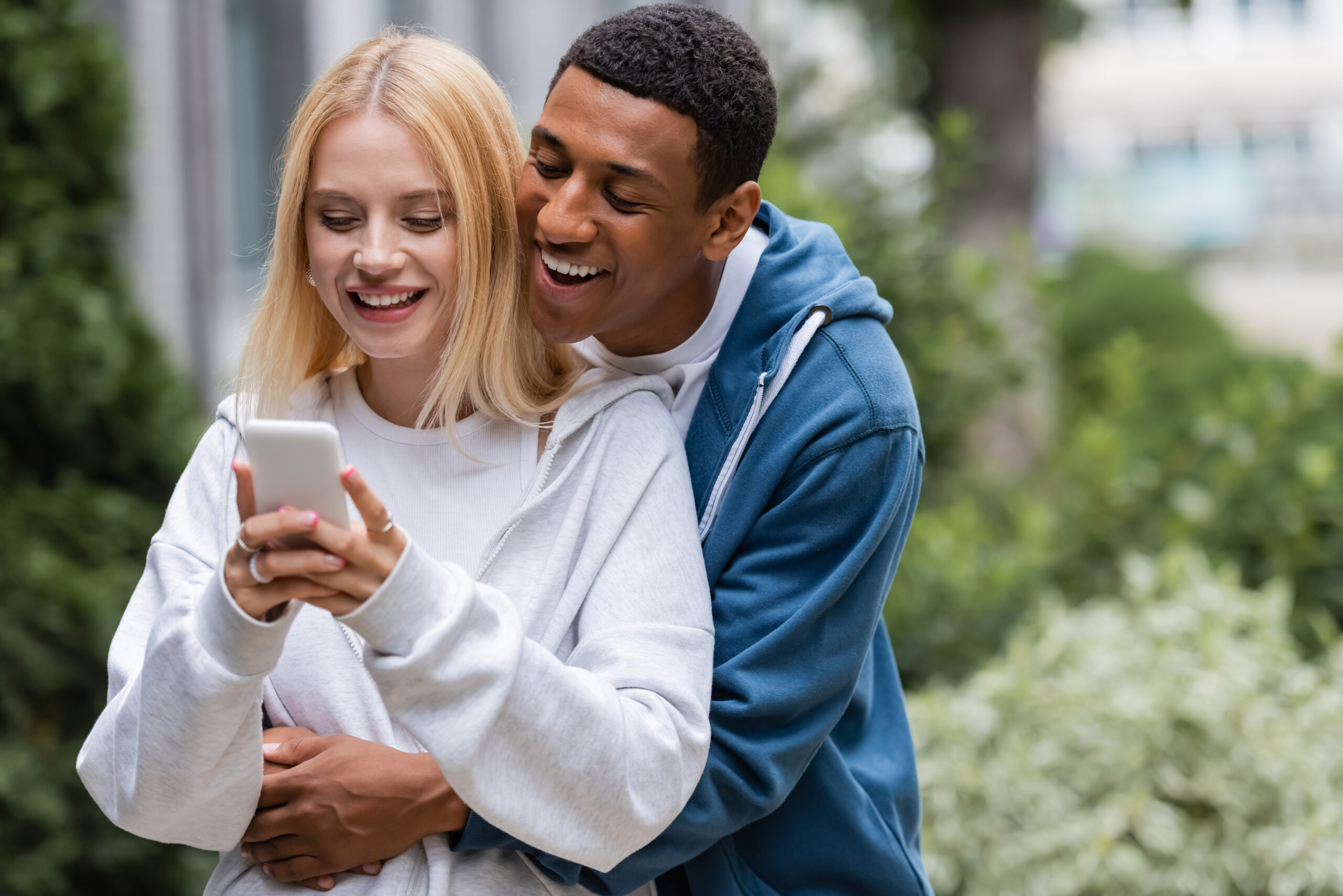 Essential Tips for Modern Relationships couple looking at smartphone