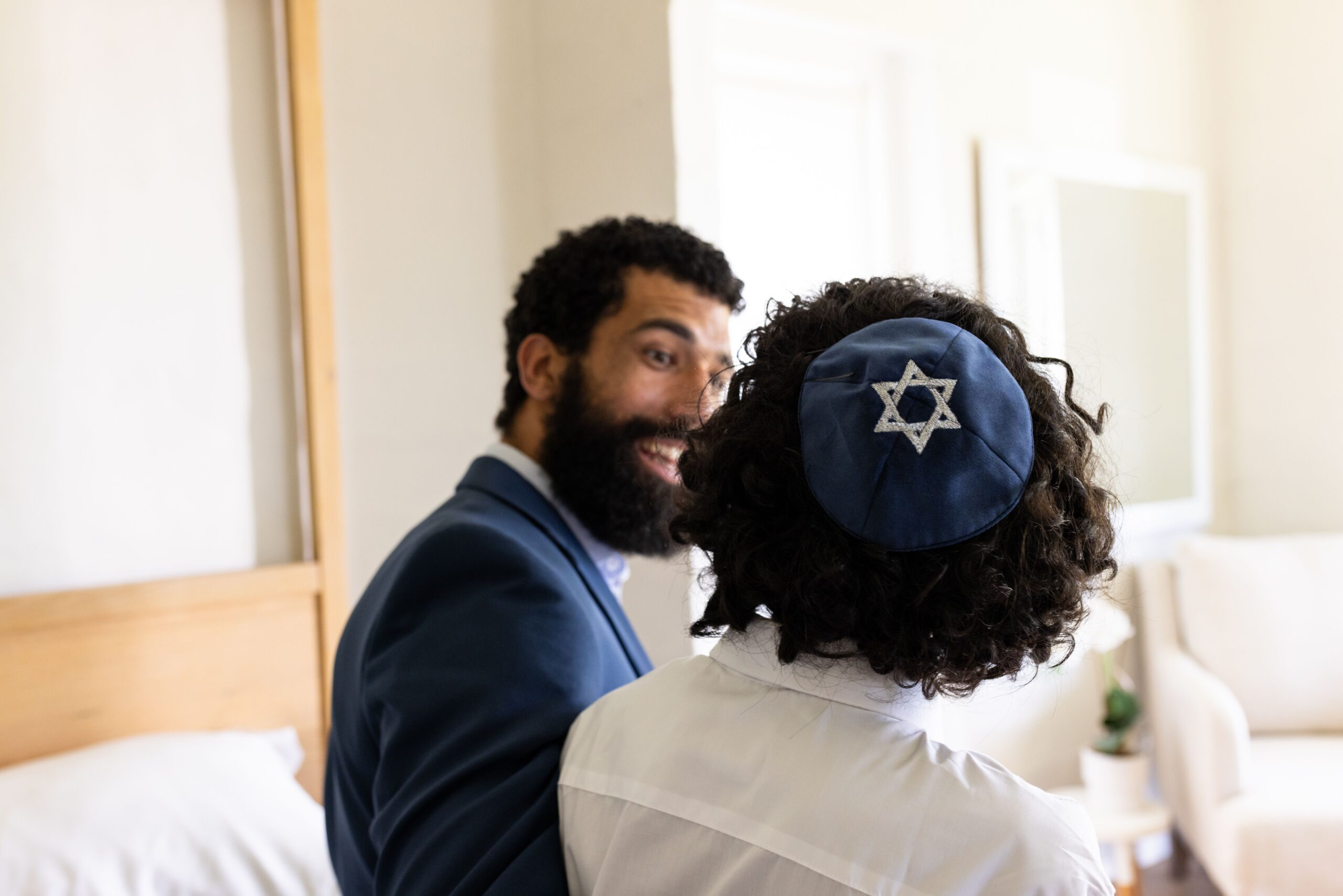 Expert Advice to Master Jewish Networking and Dating Across the UK - jewish couple talking