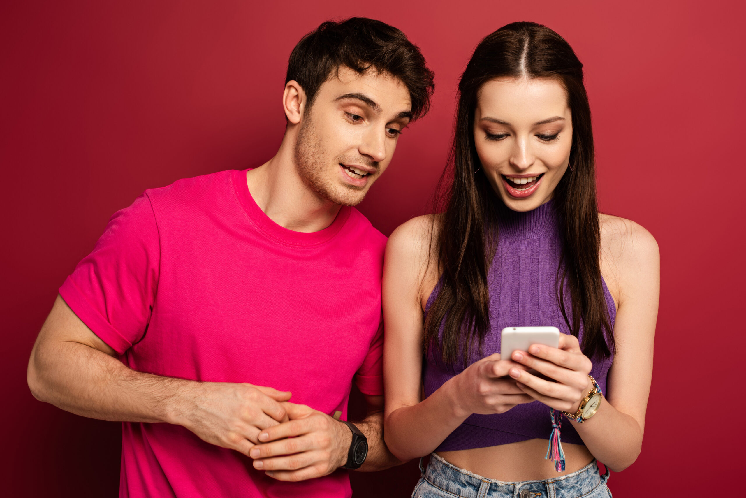 Flirty texts to partner - smiley couple texting