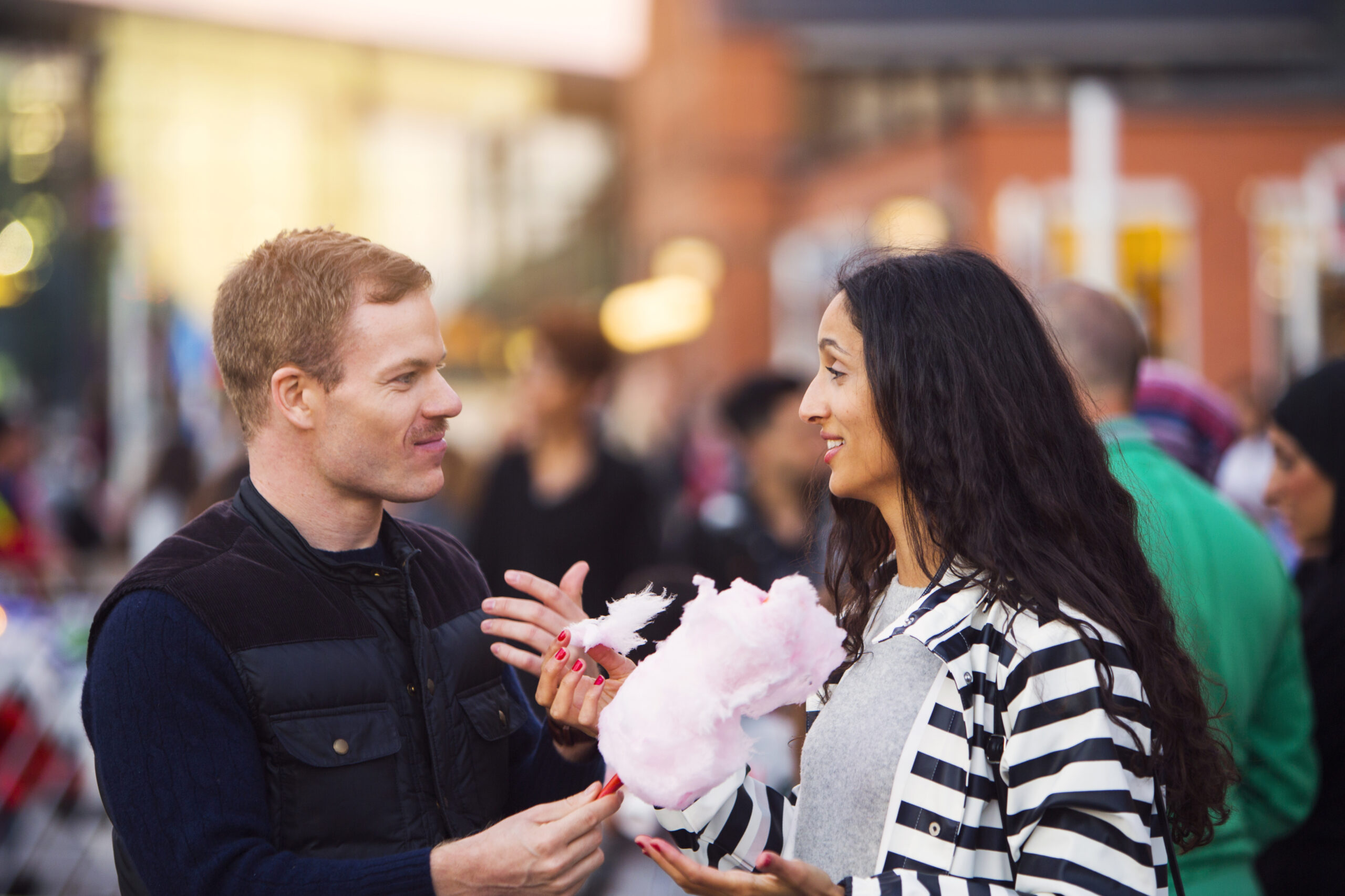 Meet Jewish singles UK - couple with candy floss
