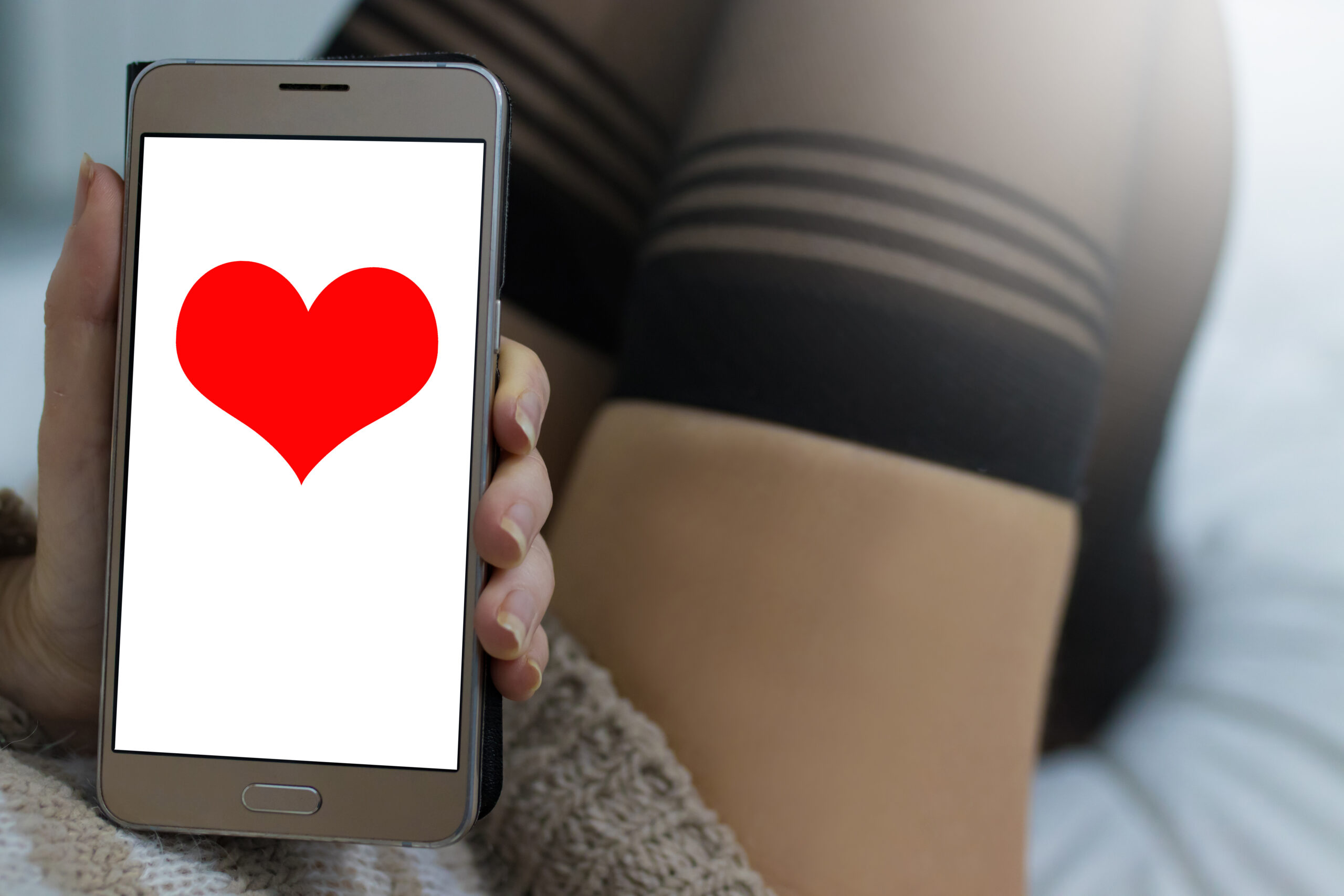  Smart Ways to Monitor Child Phone Sexting Behaviour Without Invading Their Privacy - girl on phone