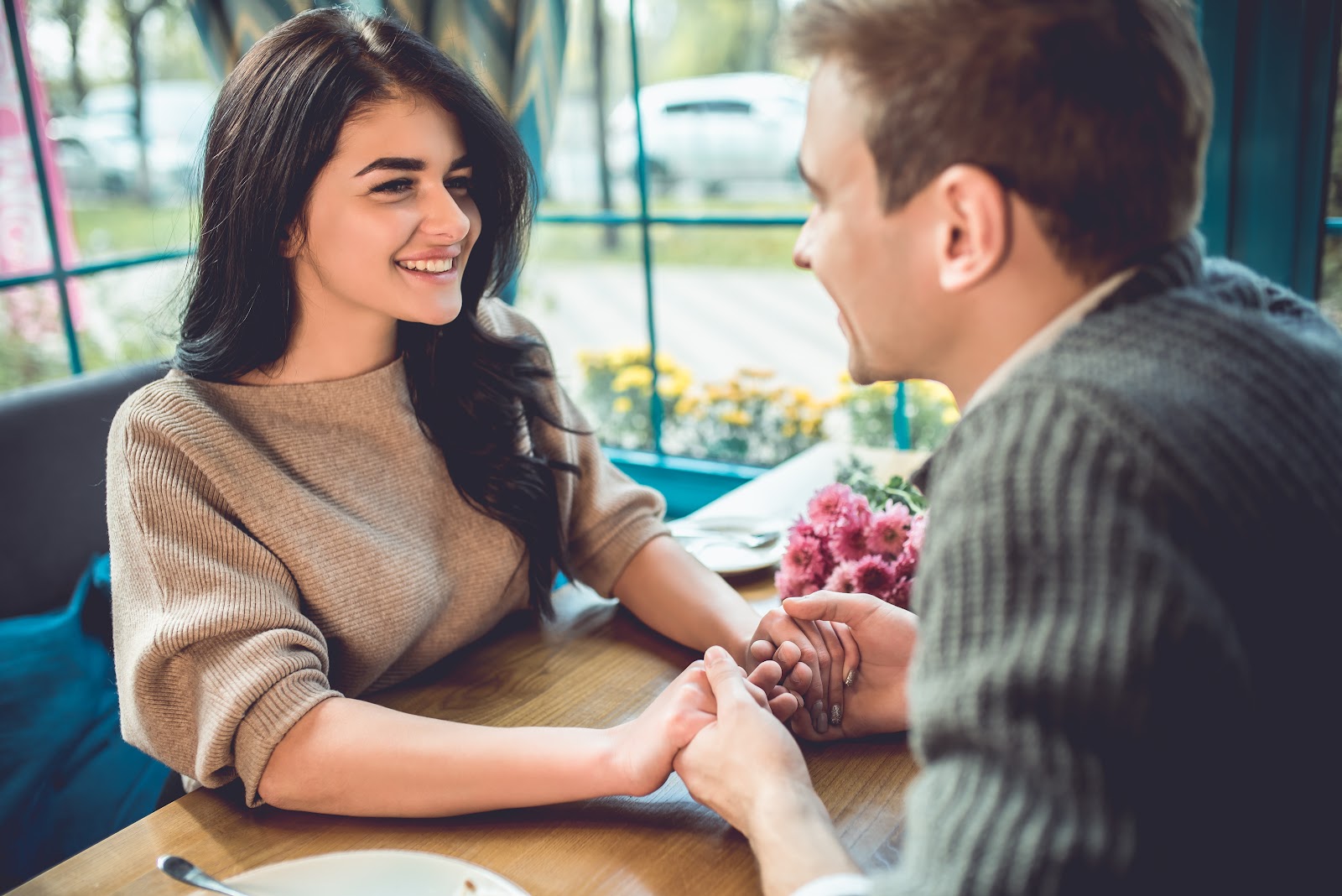 How to Meet People to Date When Apps Are Not Enough