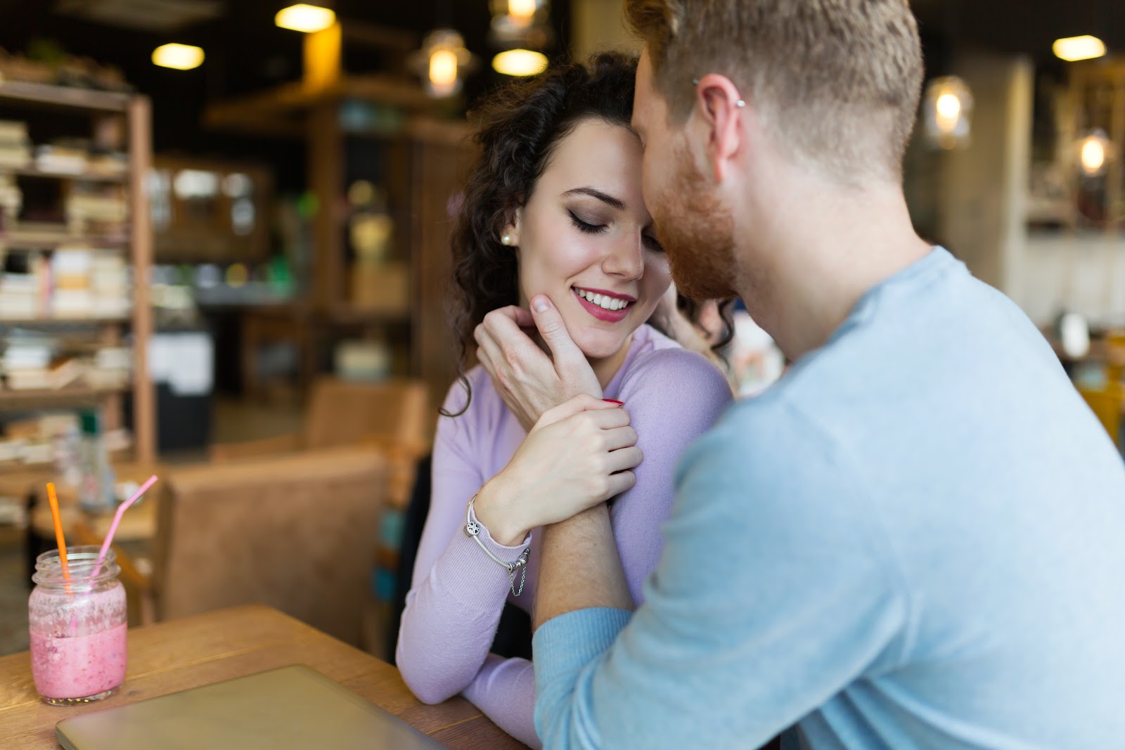 How to Spot a Fake Dating Profile: 9 Warning Signs How to Spot a Fake Dating Profile: 9 Warning Signs