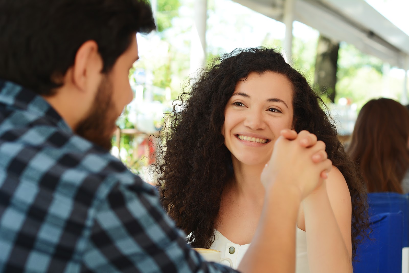 What Is Breadcrumbing? The Dating Trend Explained