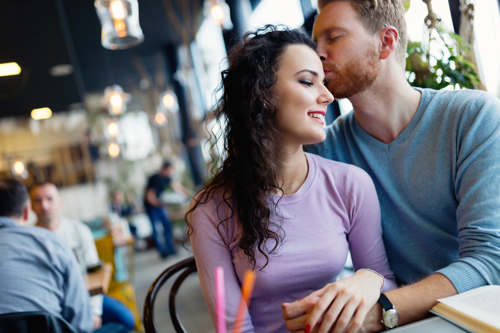 What Is Breadcrumbing? The Dating Trend Explained
