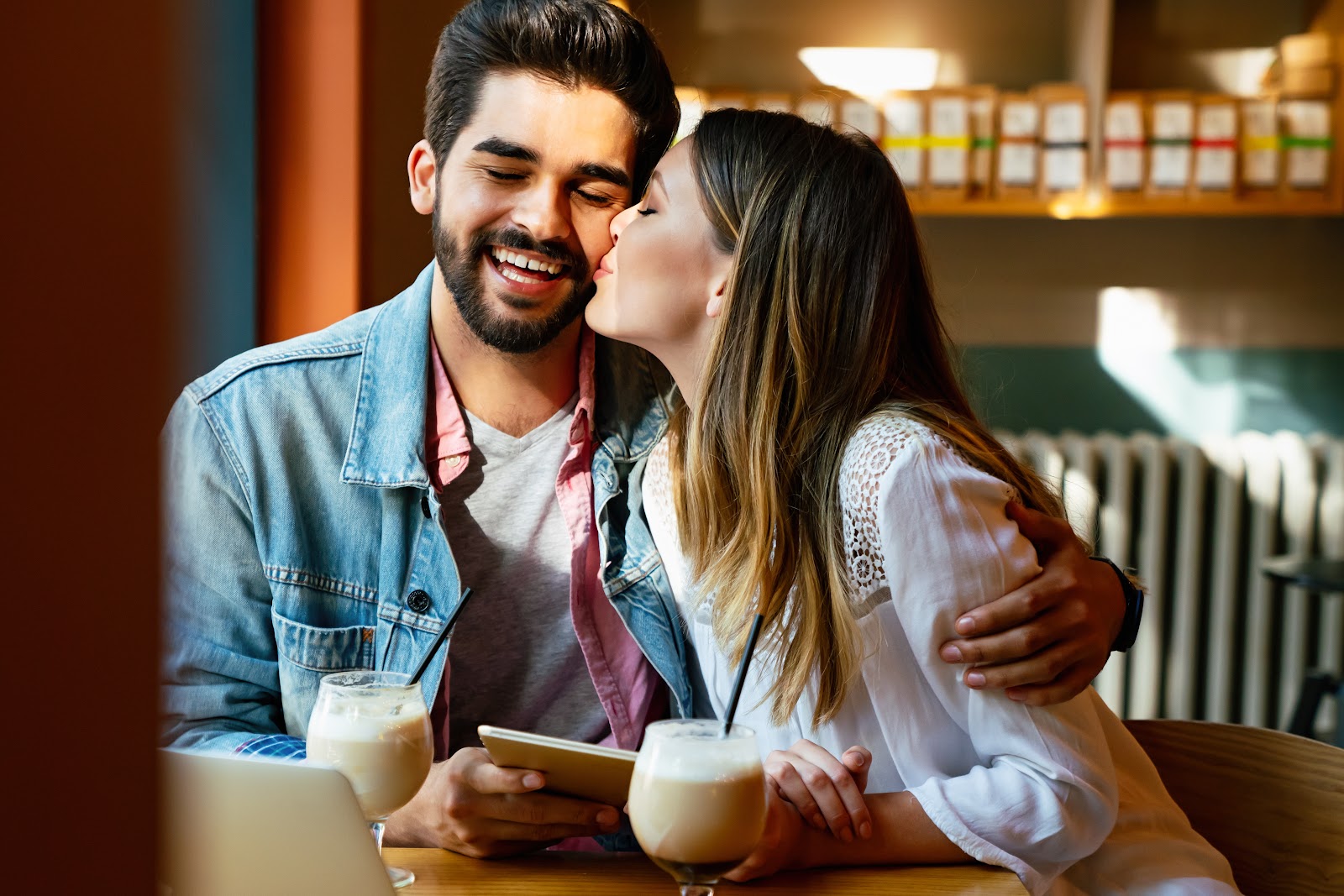 What to Text After a First Date to Keep It Going