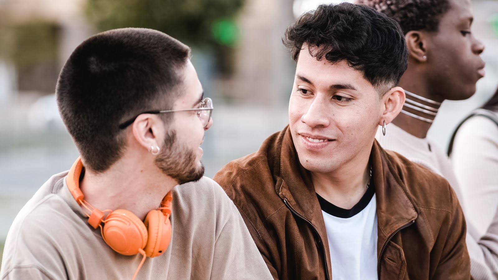 How to Write a First Message on a Dating App That Works