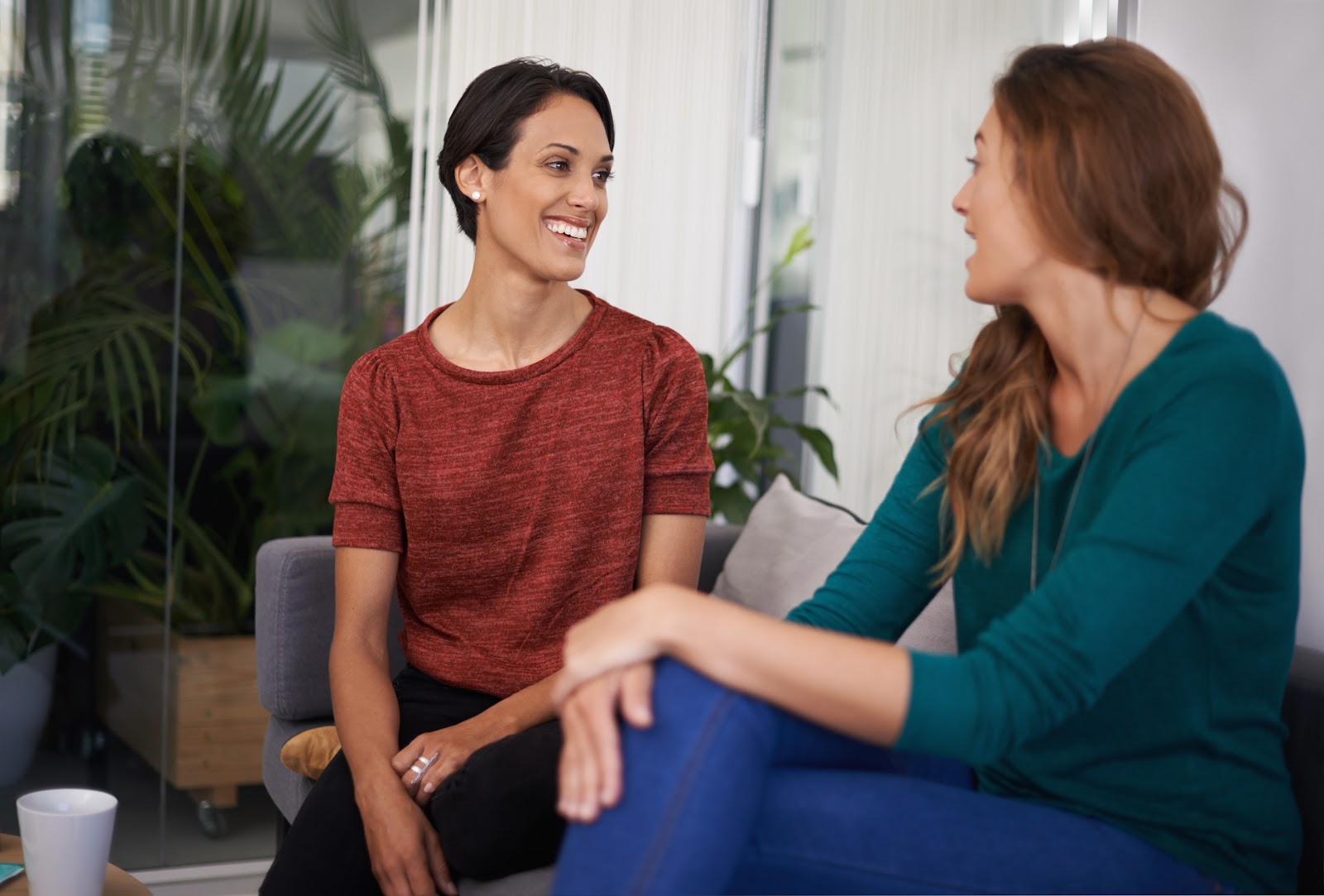 Signs Your Date Is Into You: How to Read the Room