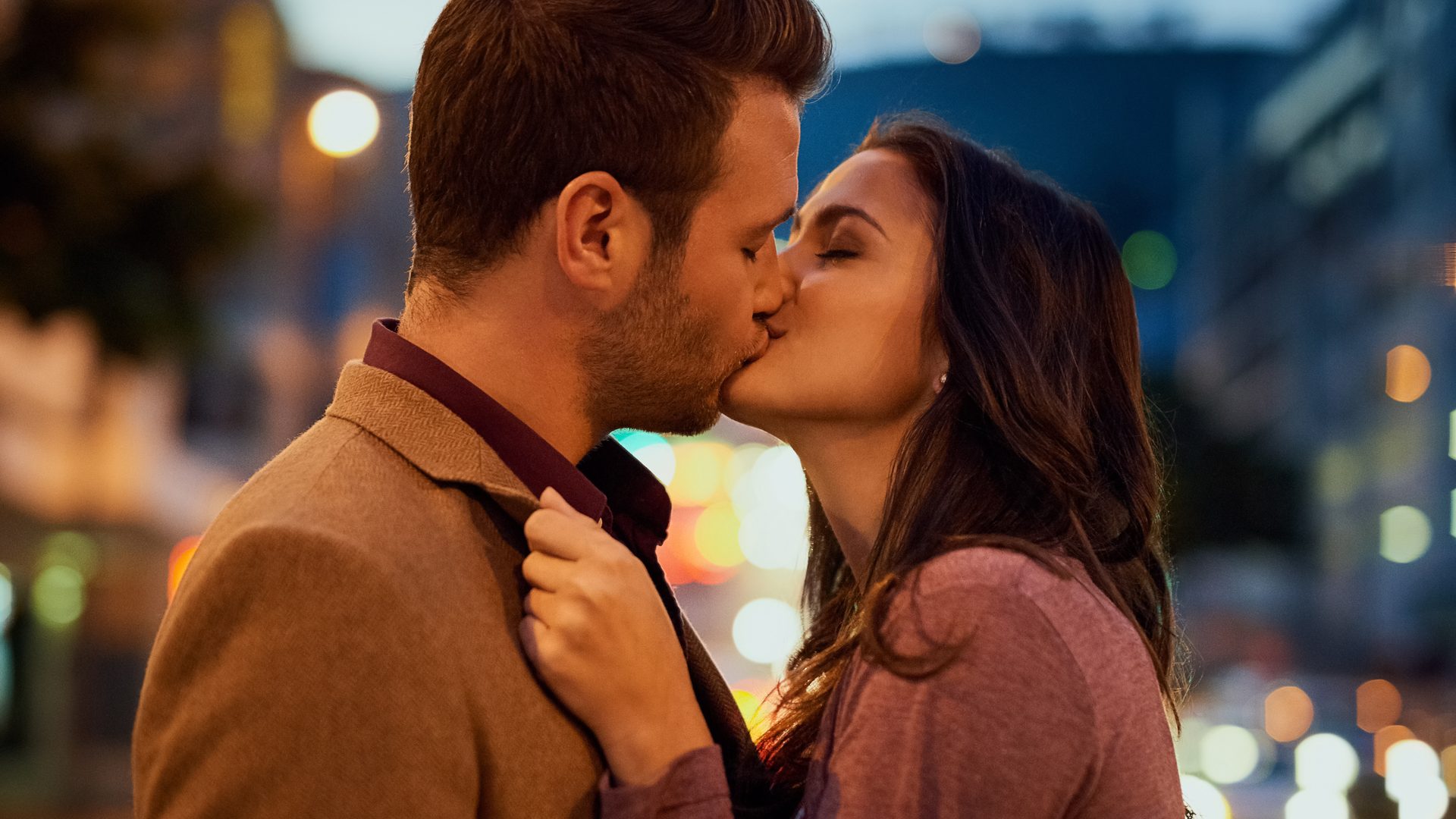 kissing on the first date